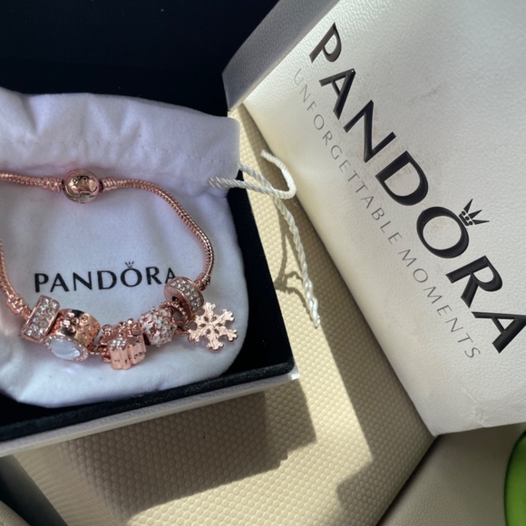 Pandora bracelet with charms - Picture 3 of 3